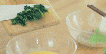 【鲜虾鸡蛋糕】放入食材