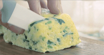 【鲜虾鸡蛋糕】切块