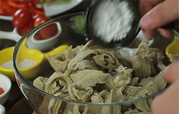 【孜然面筋】加入面粉拌匀