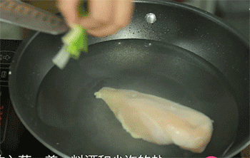 【凉拌手撕鸡丝】调味