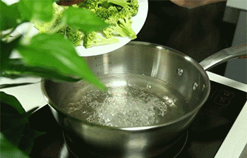 【平菇西兰花】焯水