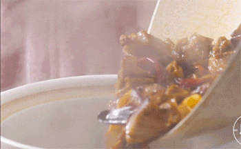 【焖羊肉】倒入砂锅