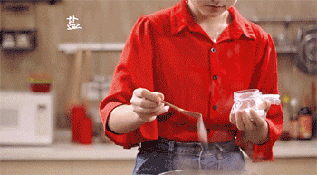 【花胶炖猪骨】放盐