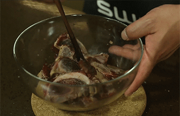 【黑椒牛仔骨】搅拌