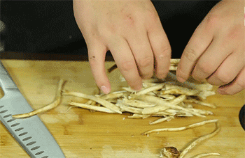 【茶树菇五花肉】茶树菇掰段