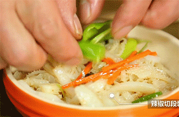 【葱姜牛百叶】加入青红椒