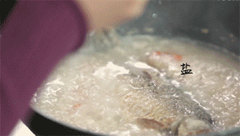 【清毒利湿鲫鱼汤】起锅