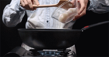 【韩式辣酱鱿鱼】倒入鱿鱼