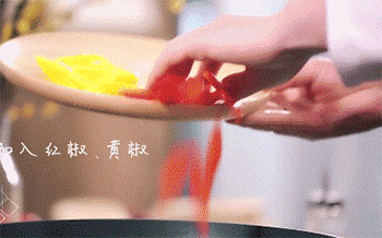 【芦笋炒虾】放入彩椒