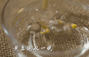 【鲜虾豆浆锅】泡黄豆