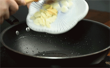 【宫爆虾球】爆香