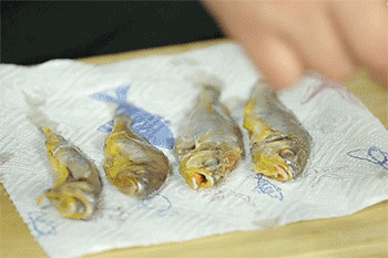 【浇汁小黄鱼】小黄鱼吸干水分