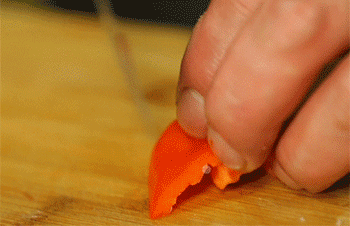 【葱姜牛百叶】青红椒切块