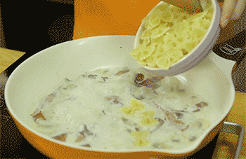 【蘑菇奶油焗面】加入蝴蝶面、西兰花