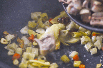 【泡椒酸菜老鸭】倒入食材