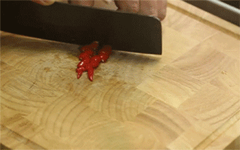 【泰汁蒸鸭舌】红尖椒切丁