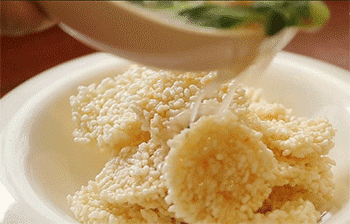 【海鲜锅巴】装盘