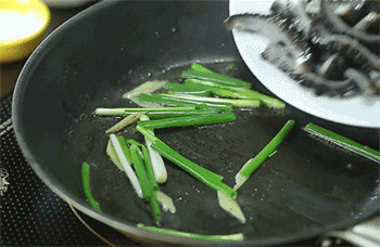 【葱烧海参】加入海参