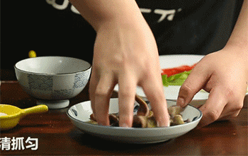 【虾爆鳝】搅拌腌制