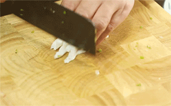 【时蔬牛肉球】猪肥膘切丁