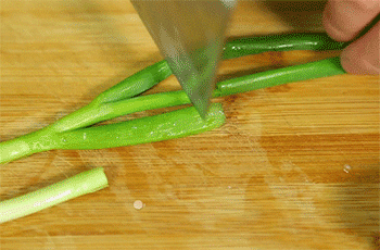 【蛋黄串串虾】葱切段