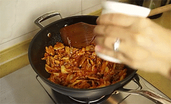 【辣白菜炒五花肉】放盐