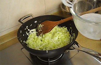 【卷心菜炒粉丝】放入粉丝