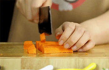 【咖喱鸡排饭】胡萝卜切丁