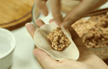 【肉汁豆腐煎饺】饺子定型