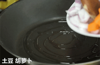 【咖喱鸡排饭】洋葱爆香