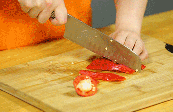 【素什锦天妇罗】红椒切条。