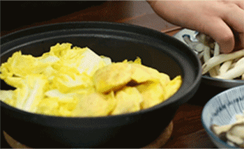 【菌菇蛋饺煲】加入蟹味菇