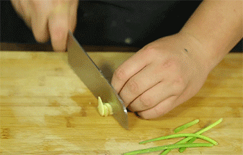 【茶树菇五花肉】姜切片