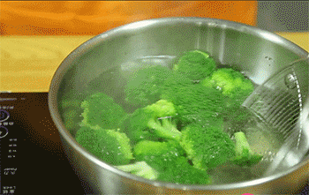 【西兰花炒虾仁】捞出西兰花