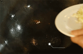 【宫爆龙虾】爆香