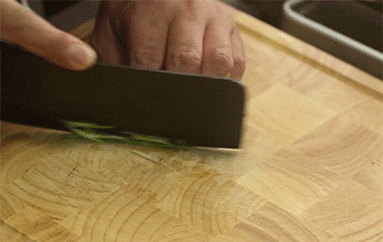 【泰汁蒸鸭舌】葱段切丝