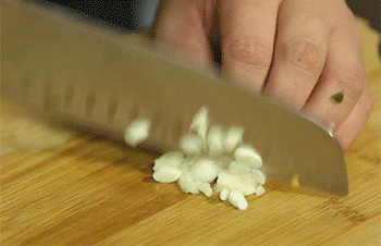 【爆炒鱿鱼卷】蒜切丁