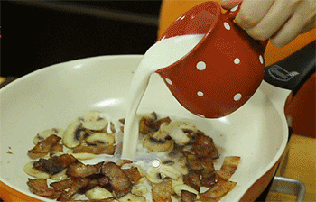 【蘑菇奶油焗面】倒入牛奶