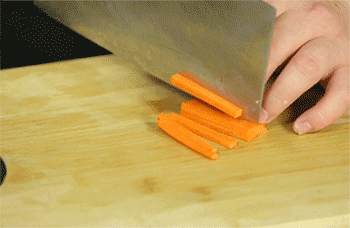 【浇汁小黄鱼】胡萝卜切丁