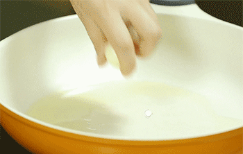 【西兰花炒虾仁】爆香