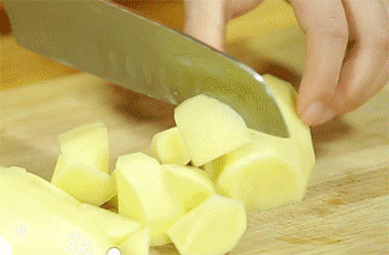 【肉汁芝士焗土豆泥】土豆切块