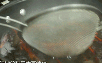 【凉拌手撕鸡丝】捞出