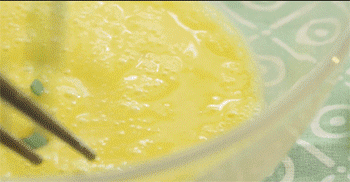 【蚝仔烙】搅拌蛋液