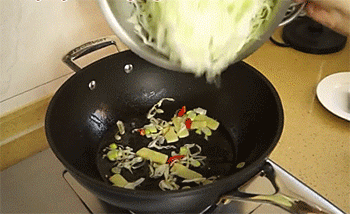 【卷心菜炒粉丝】倒入卷心菜