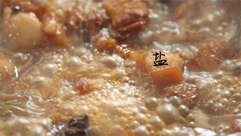 【山楂红烧肉】放入山楂