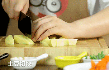 【咖喱鸡排饭】土豆切块