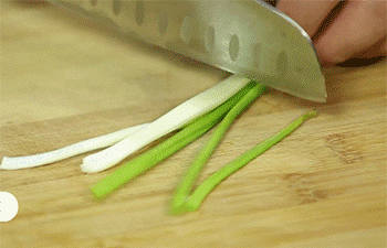 【凉拌手撕鸡丝】葱切段