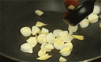 【宫爆虾球】加入豆瓣酱