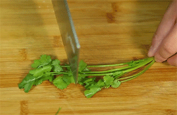 【锅爆肉】香菜切段