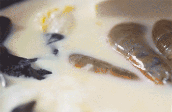 【鲜虾豆浆锅】放入豆腐